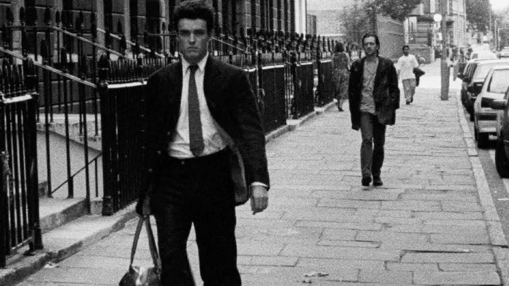 Following segna il folgorante esordio di C. Nolan